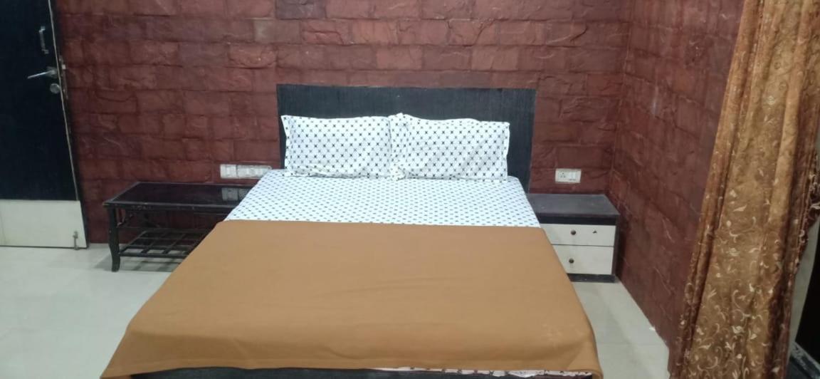 On Point Plaza Bed & Breakfast Murud  Bagian luar foto