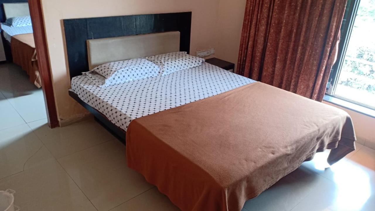 On Point Plaza Bed & Breakfast Murud  Bagian luar foto